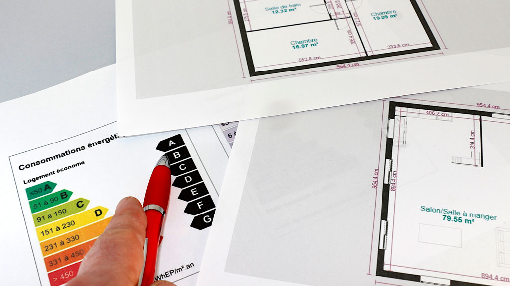 Propriétaire préoccupée face à des documents de diagnostic refusés lors d'une vente immobilière